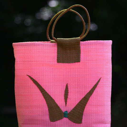 Panier africain en plastique recyclé " La DIFFERENTE"