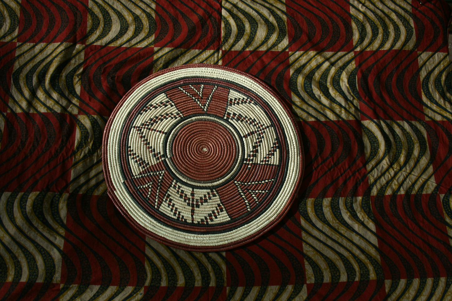 Panier mural, dessous de plat en paille tissée par les Haoussas