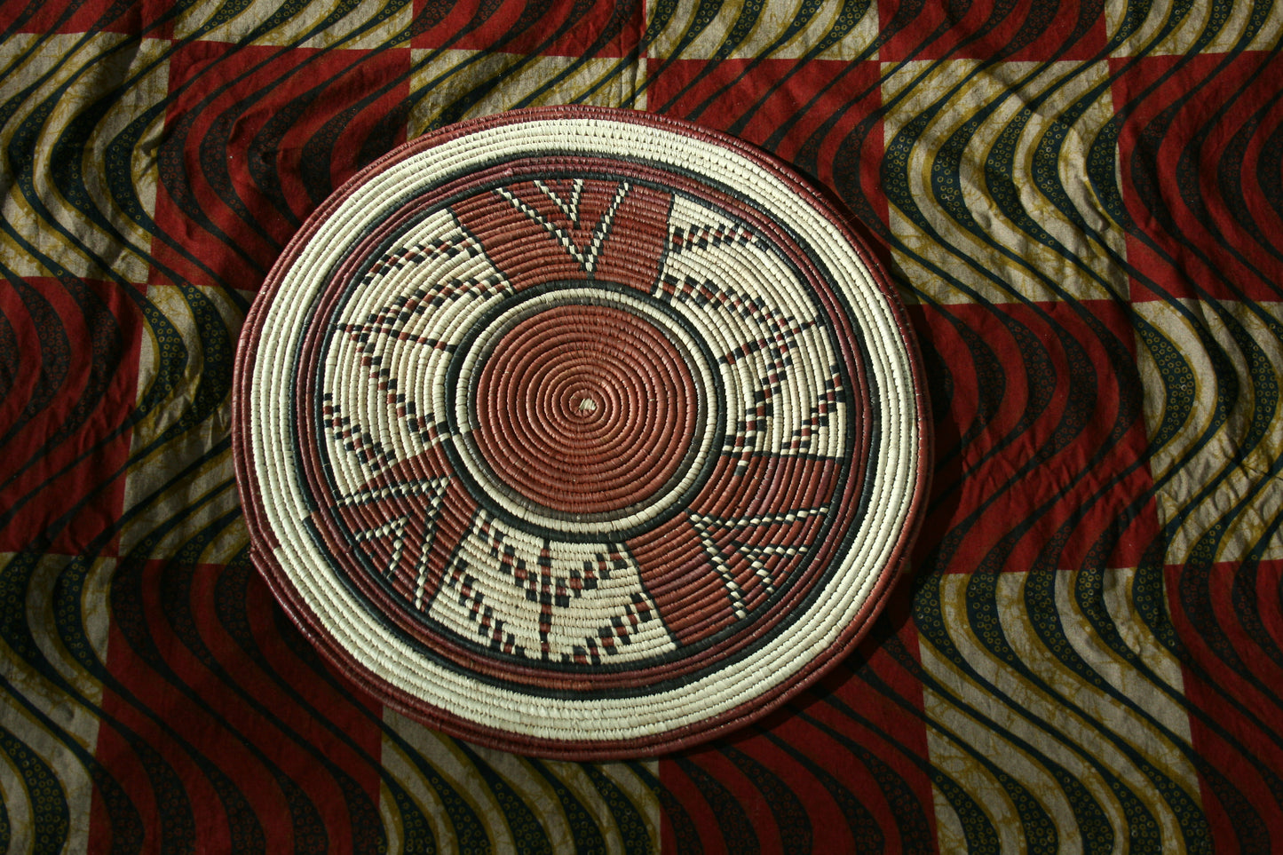 Panier mural, dessous de plat en paille tissée par les Haoussas