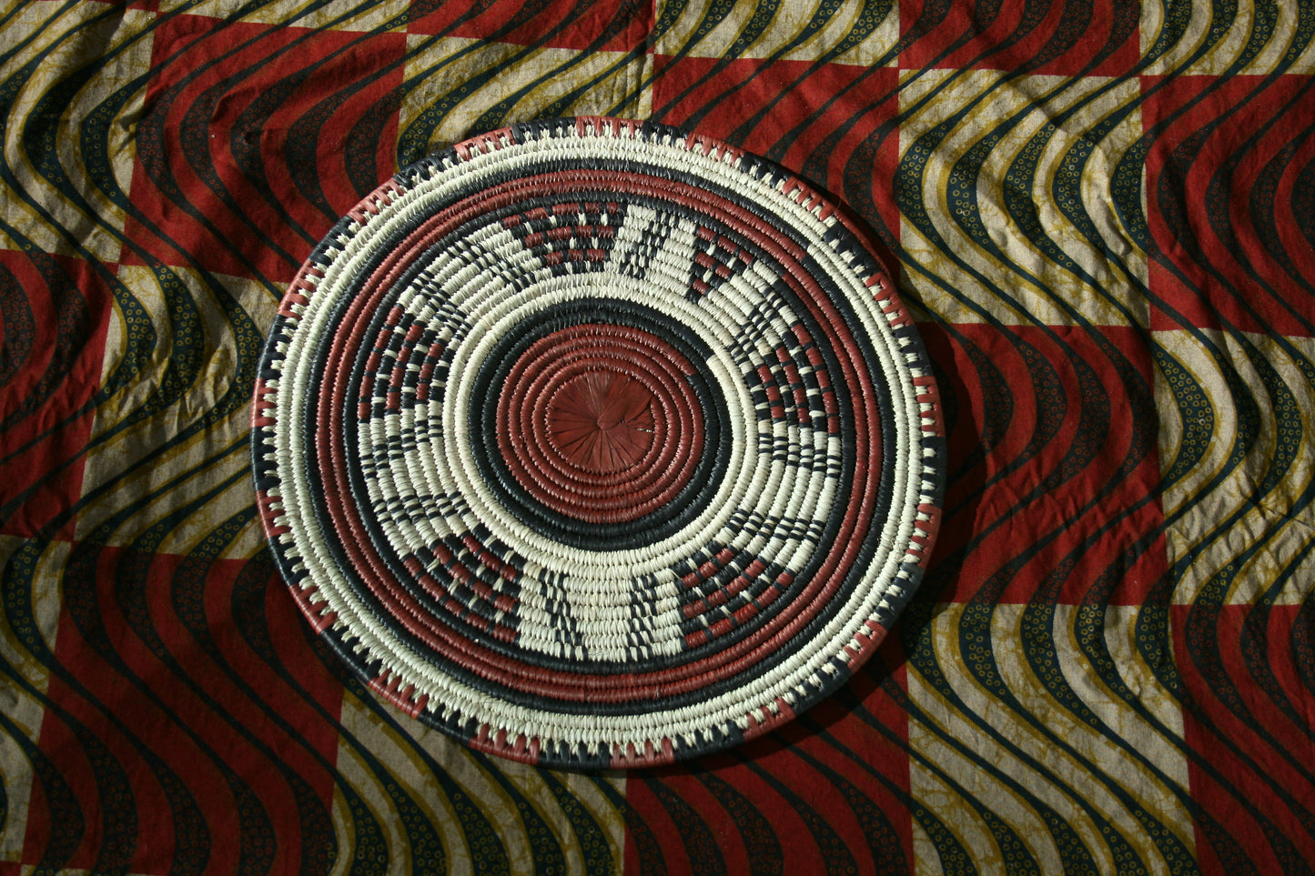 Panier mural, dessous de plat en paille tissée par les Haoussas