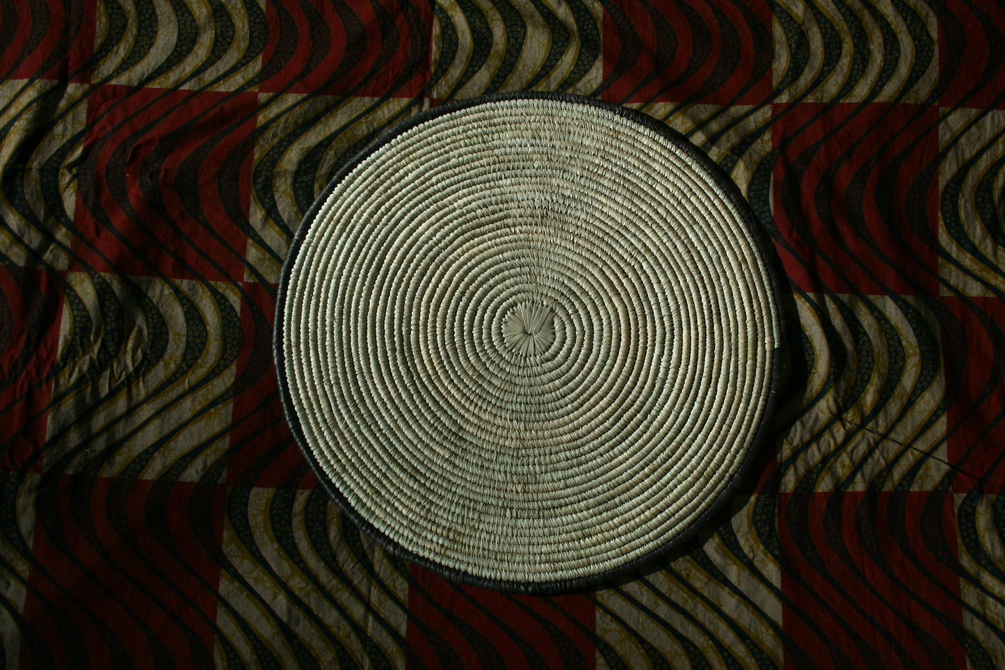 Panier mural, dessous de plat en paille tissée par les Haoussas