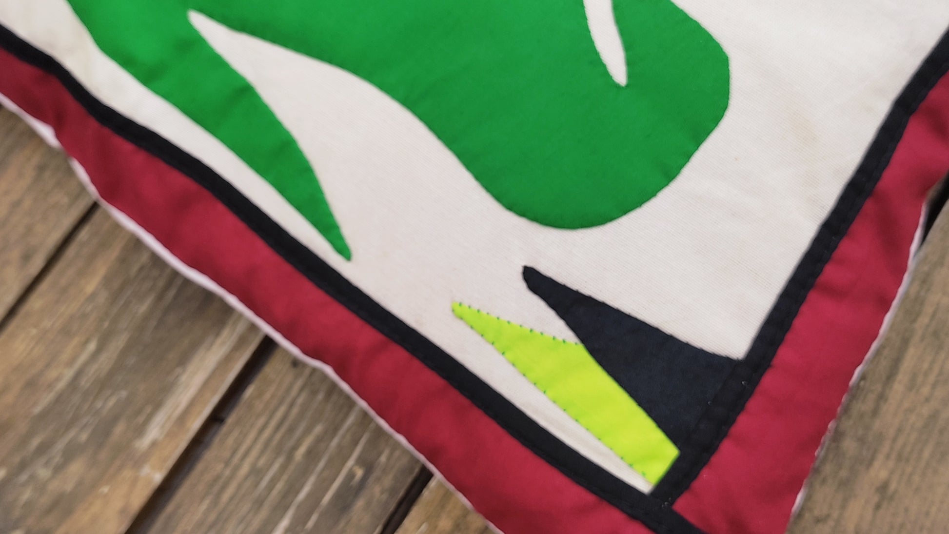 coussin décoratif, toile appliquée, art naïf.