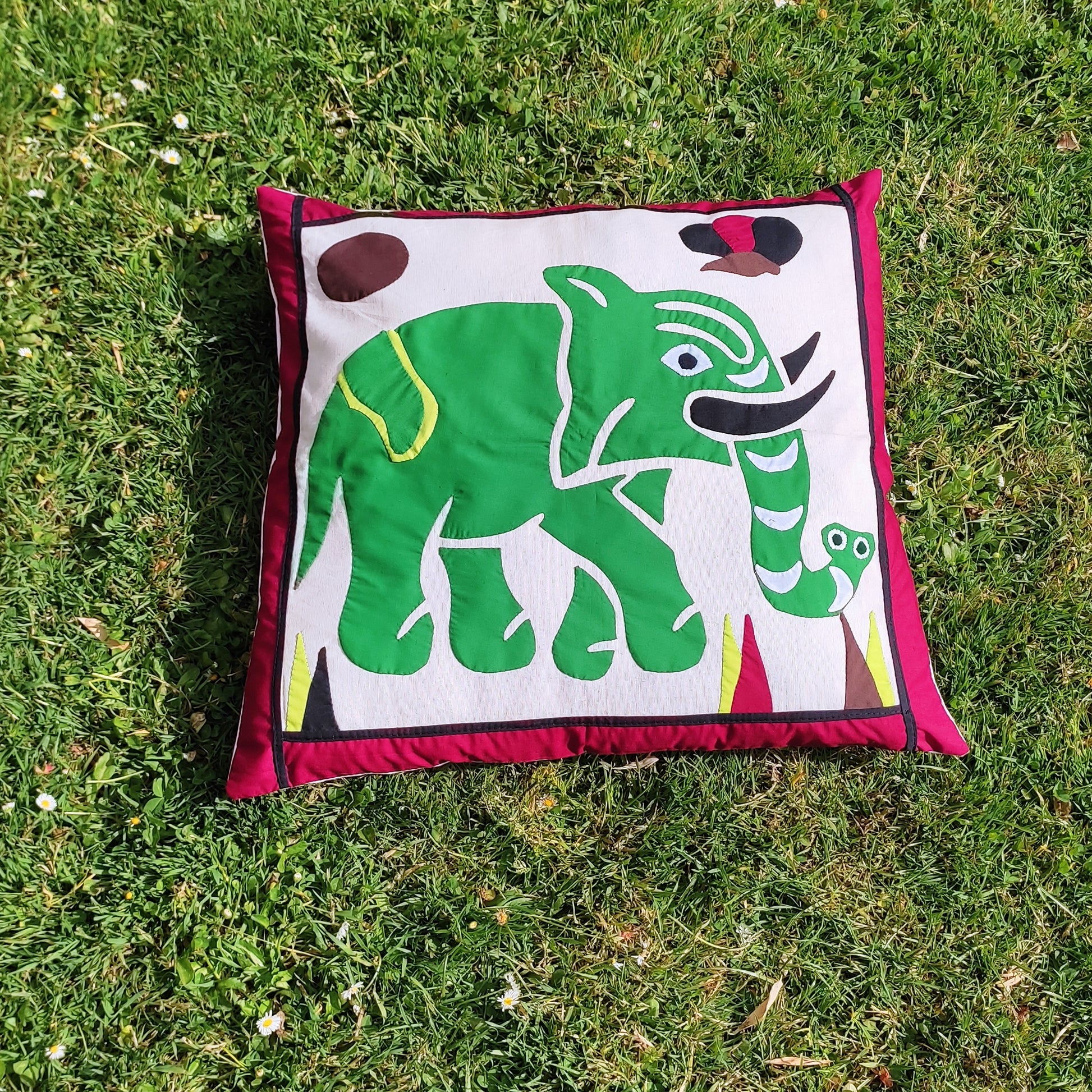 coussin décoratif, toile appliquée, art naïf.