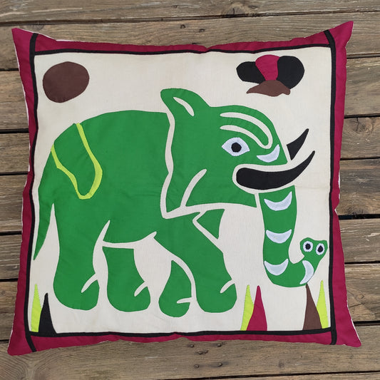 coussin décoratif, toile appliquée, art naïf. 47 x 57 cm / eléphant
