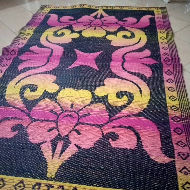 Tapis plastique africain pour l'intérieur ou l'extérieur rose, large