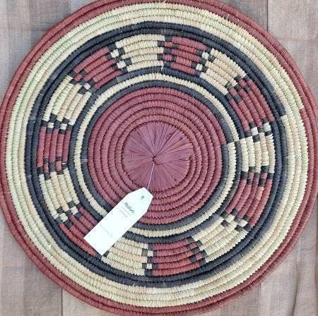 Panier mural africain en paille teinté pour décoration murale Mestissés