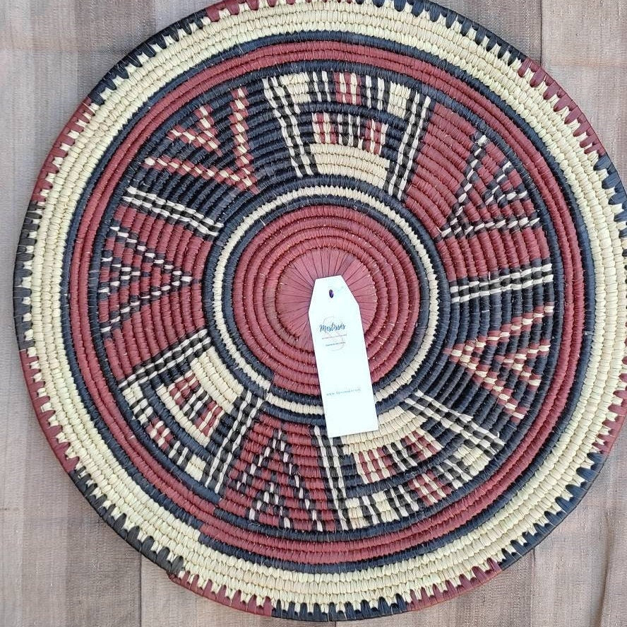 Panier mural africain en paille teinté pour décoration murale Mestissés
