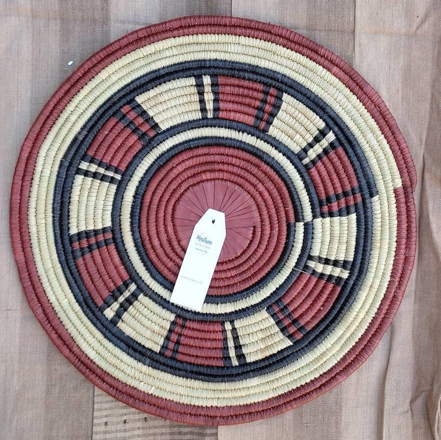 Panier mural africain en paille teinté pour décoration murale Mestissés