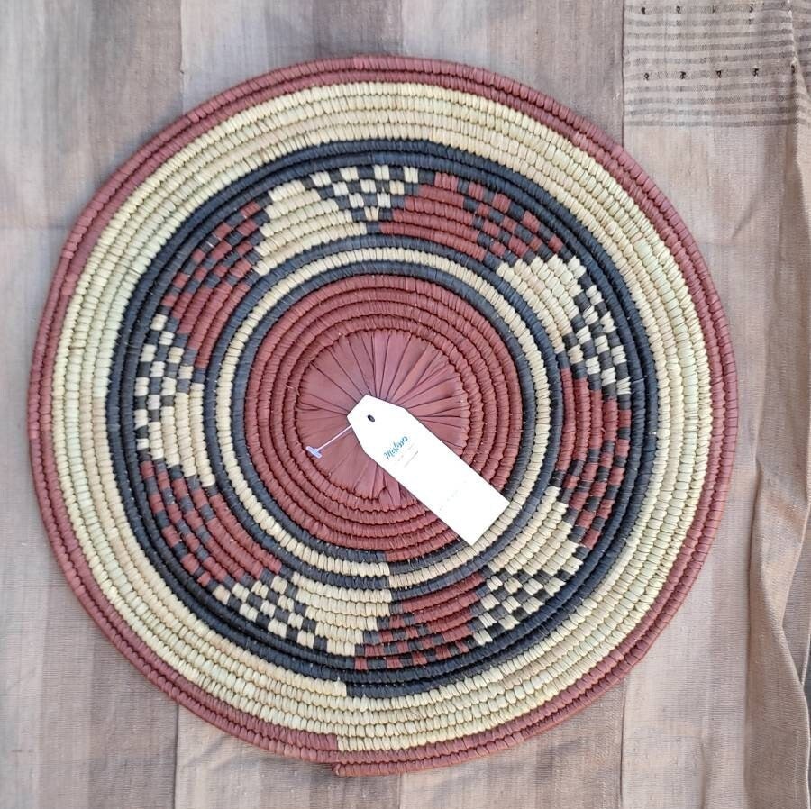 Panier mural africain en paille teinté pour décoration murale Mestissés