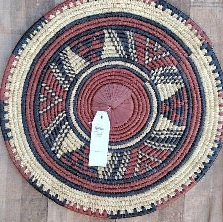 Panier mural africain en paille teinté pour décoration murale Mestissés