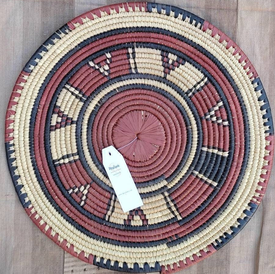 Panier mural africain en paille teinté pour décoration murale Mestissés