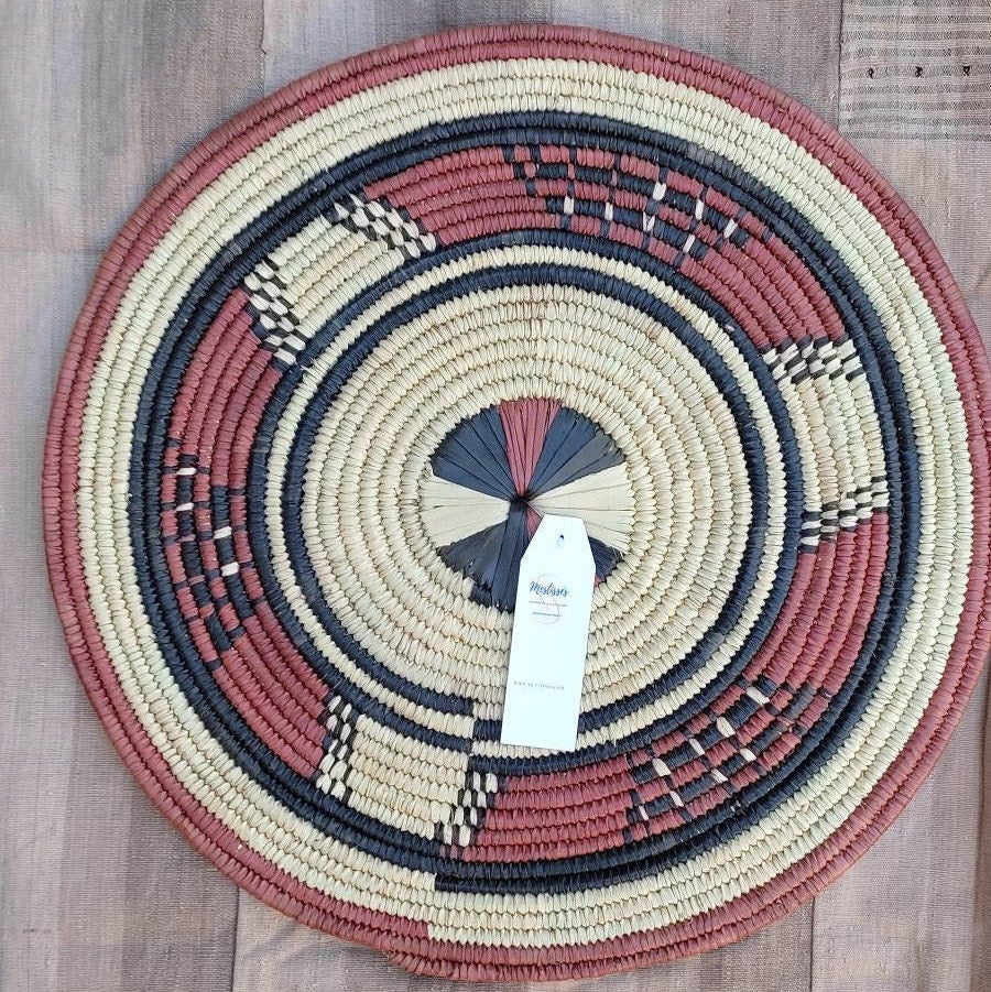Panier mural africain en paille teinté pour décoration murale Mestissés