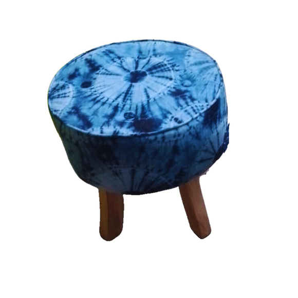 tabouret en bois d'ébène- 4 pieds et assise en coton non blanchi teint à la main avec une teinture à base d'indigotier . Les motifs sont obtenus à partir d'un savant jeu de nouages et cire perdue