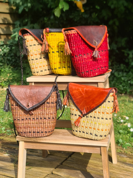 Sacoche triangulaire en fibre Bolga et cuir – Tressage artisanal