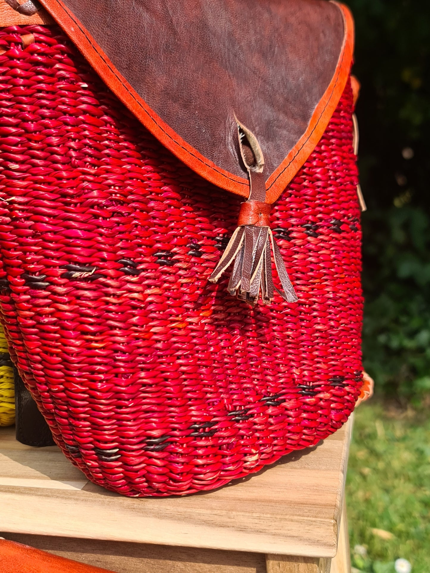 Sacoche triangulaire en fibre Bolga et cuir – Tressage artisanal