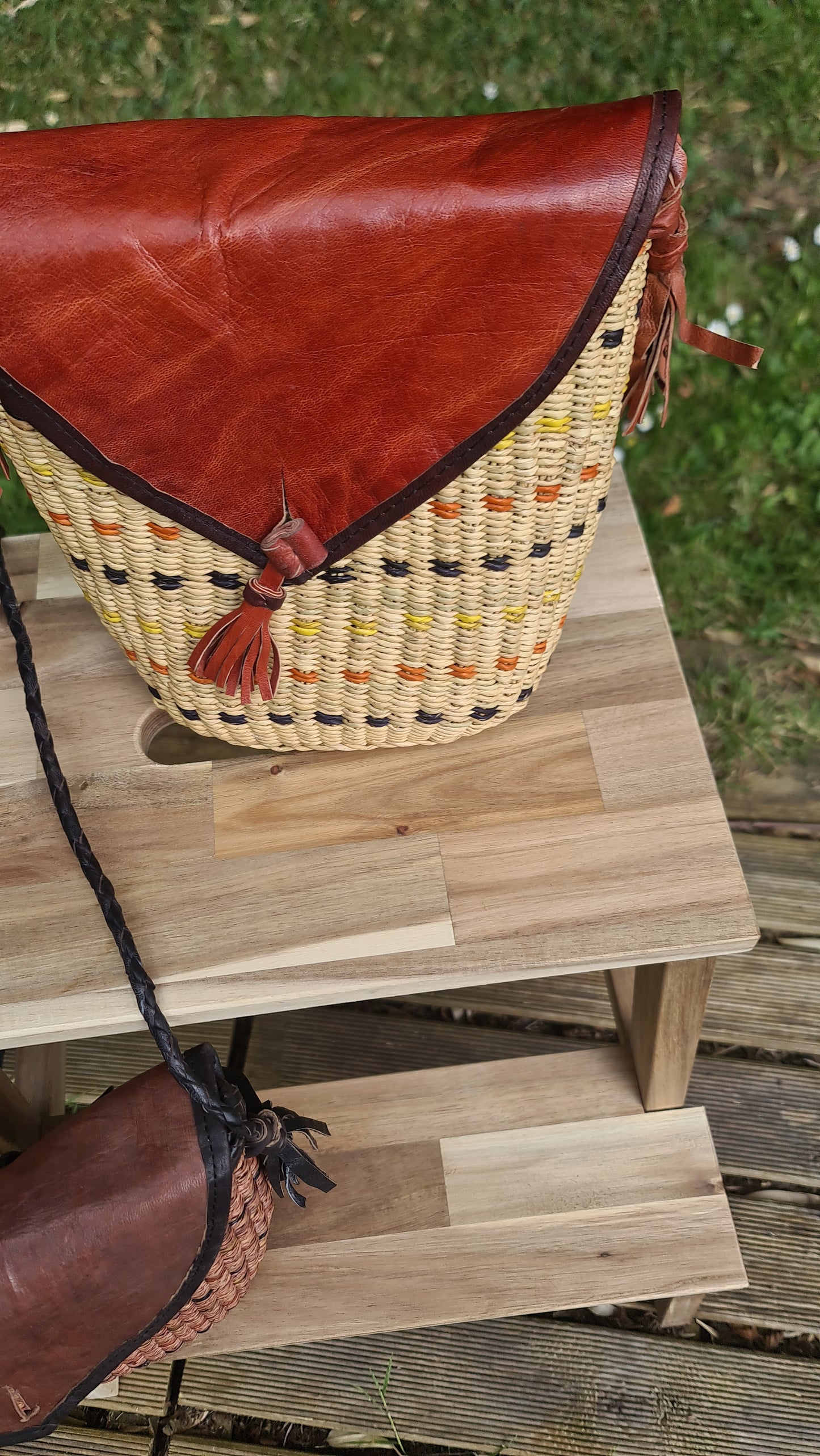 Sacoche triangulaire en fibre Bolga et cuir – Tressage artisanal