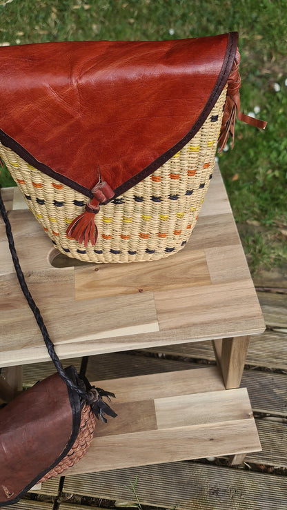 Sacoche triangulaire en fibre Bolga et cuir – Tressage artisanal