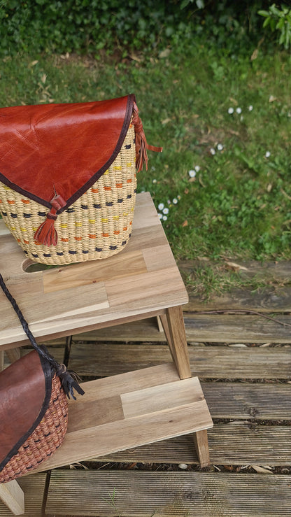 Sacoche triangulaire en fibre Bolga et cuir – Tressage artisanal