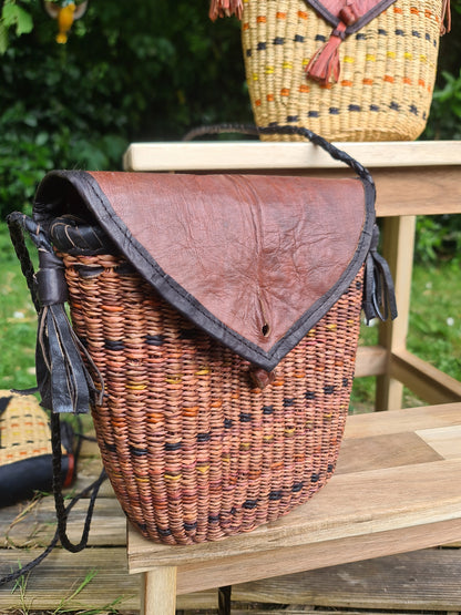 Sacoche triangulaire en fibre Bolga et cuir – Tressage artisanal