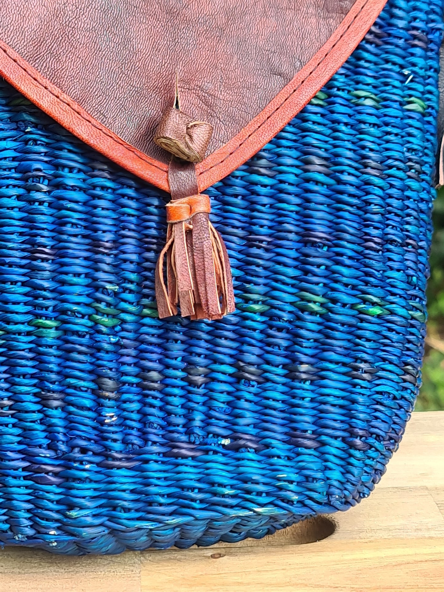 Sacoche triangulaire en fibre Bolga et cuir – Tressage artisanal