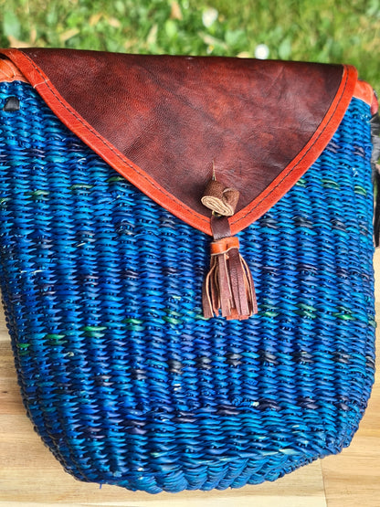 Sacoche triangulaire en fibre Bolga et cuir – Tressage artisanal