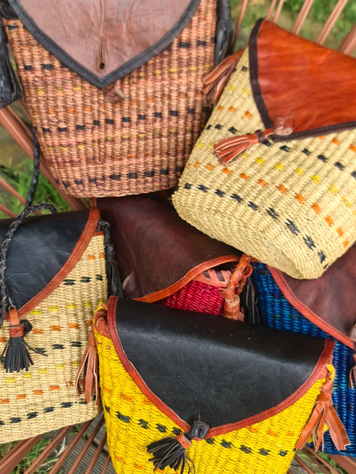 Sacoche triangulaire en fibre Bolga et cuir – Tressage artisanal