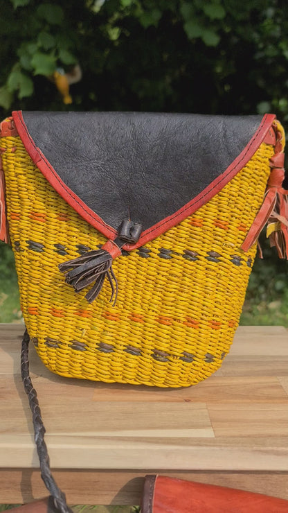 Sacoche triangulaire en fibre Bolga et cuir – Tressage artisanal
