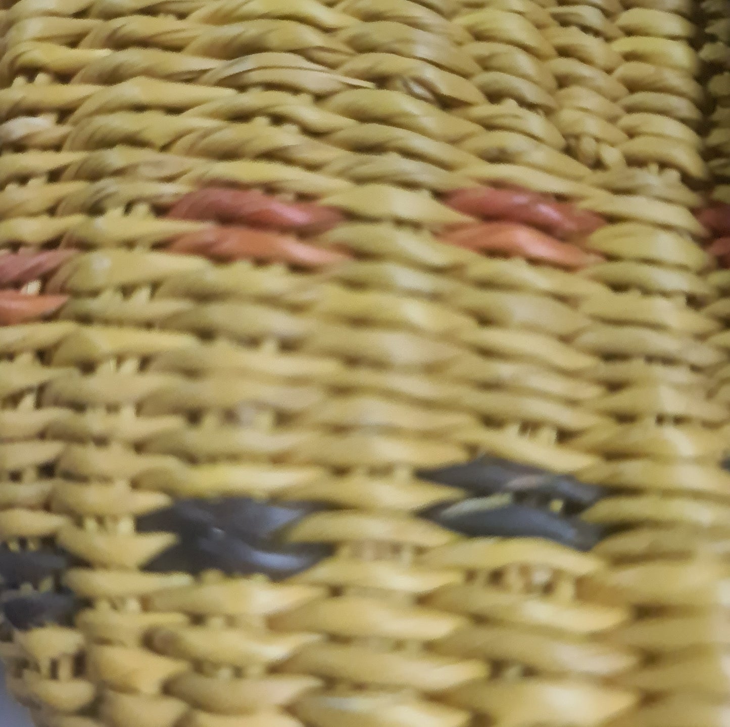 Sacoche triangulaire en fibre Bolga et cuir – Tressage artisanal
