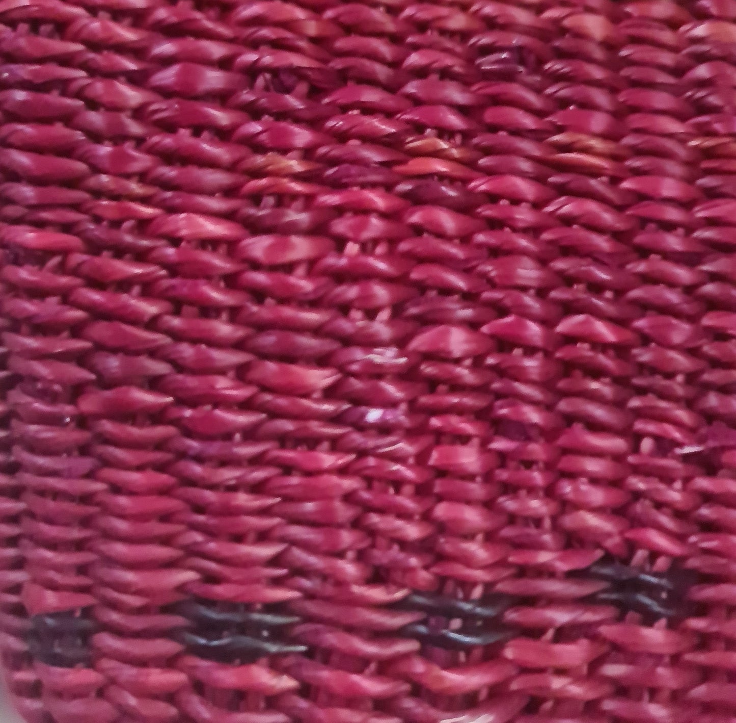 Sacoche triangulaire en fibre Bolga et cuir – Tressage artisanal