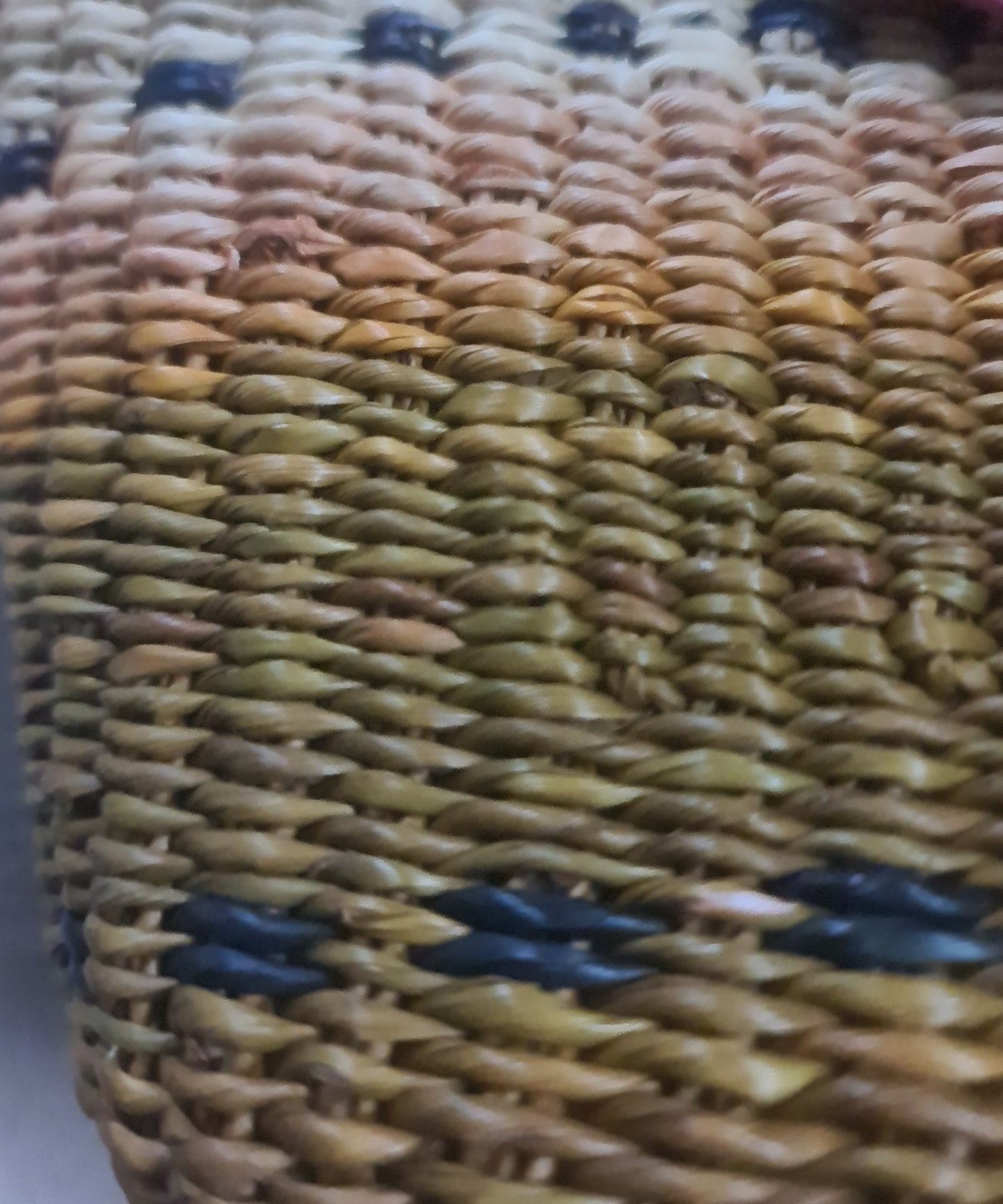 Sacoche triangulaire en fibre Bolga et cuir – Tressage artisanal