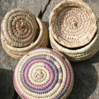 Petit panier d'enfant vintage en osier tressé, avec couvercle - Vendu Petit panier d'enfant vintage en osier tressé, avec couvercle - Vendu