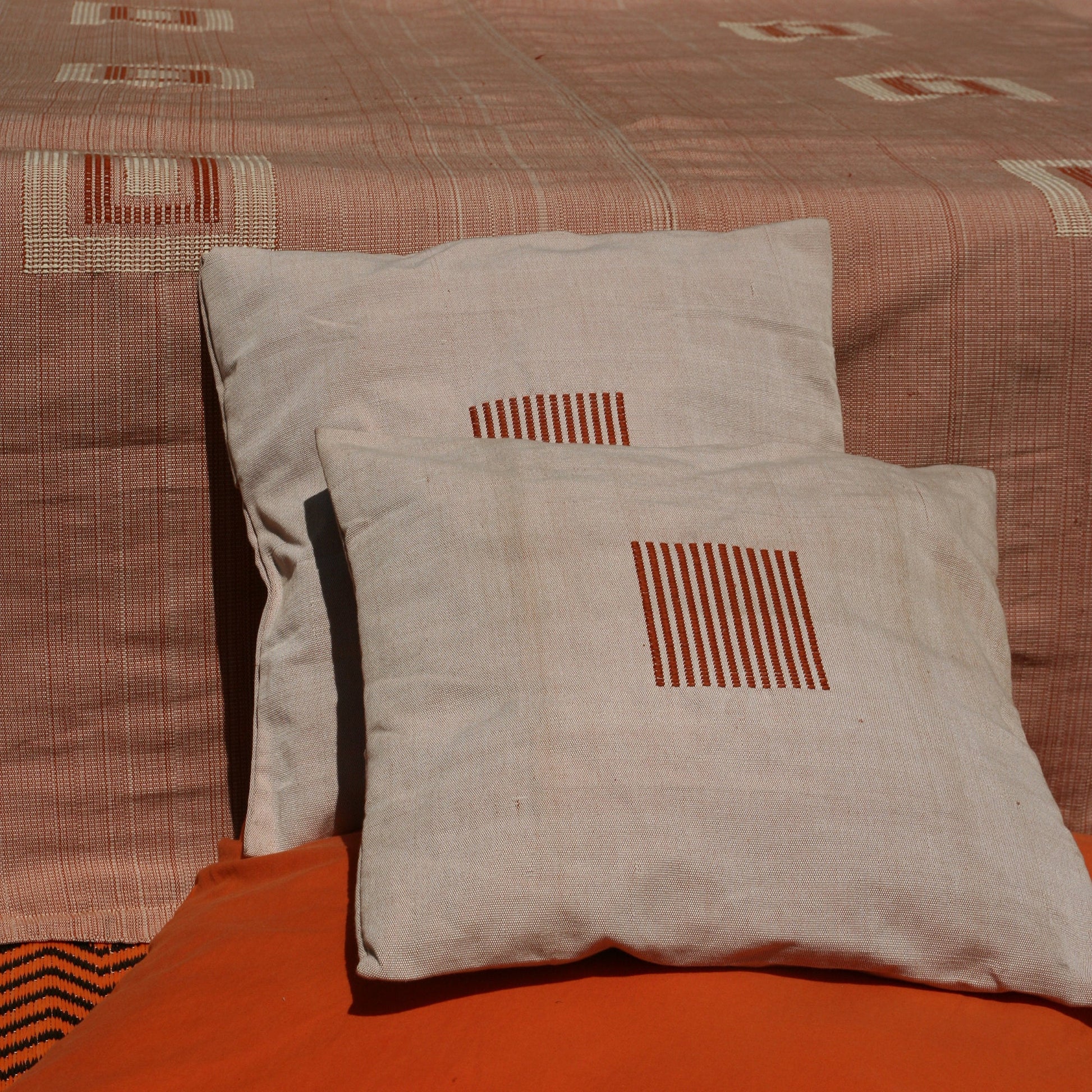 Hand-woven decorative cushion Mestissés